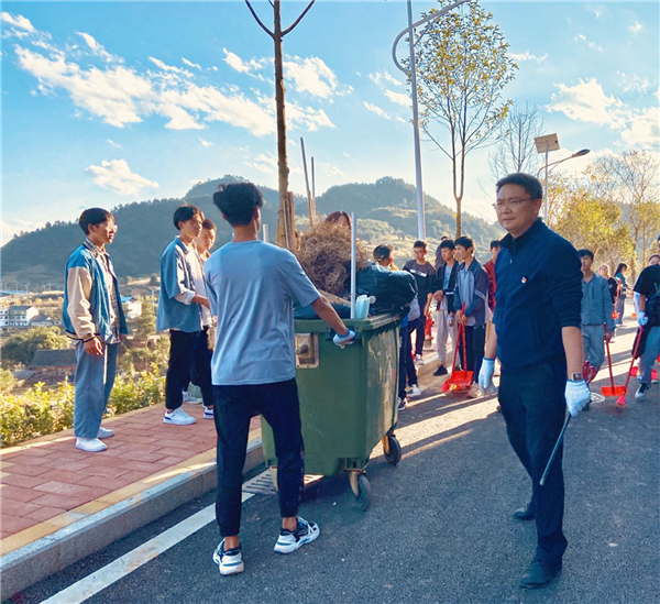 美丽校园🚶🏻，你我共建——电气工程系师生参与新校区环保志愿活动